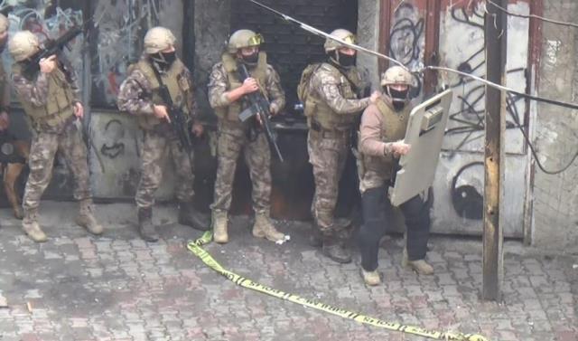 Komşusunu rehin alan silahlı saldırganı Özel Harekat Polisleri etkisi hale getirdi! O anlar kamerada