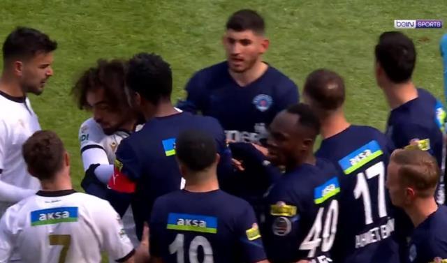 Malatya'da ilginç anlar! Sahayı terk etmek isteyen Sadık Çiftpınar'ı rakip oyuncular tuttu