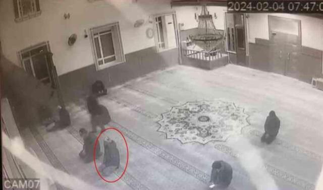 Camide bıçaklı saldırı kamerada