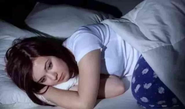 Gece uykudan uyandıran baş ağrısı nedir? Uyurken baş ağrısı neden olur?