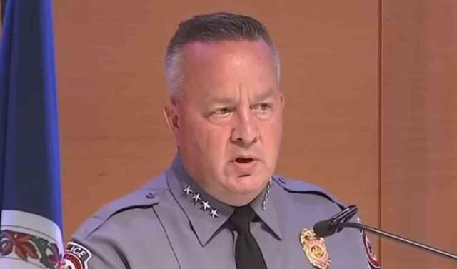 ABD'de bir polis memuru, kendisine bıçak çeken kadını tabanca ile vurarak öldürdü