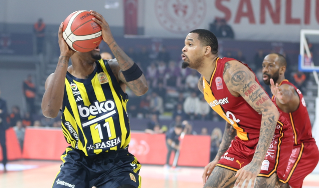 Basketbolda Fenerbahçe-Galatasaray maçı yarıda kaldı