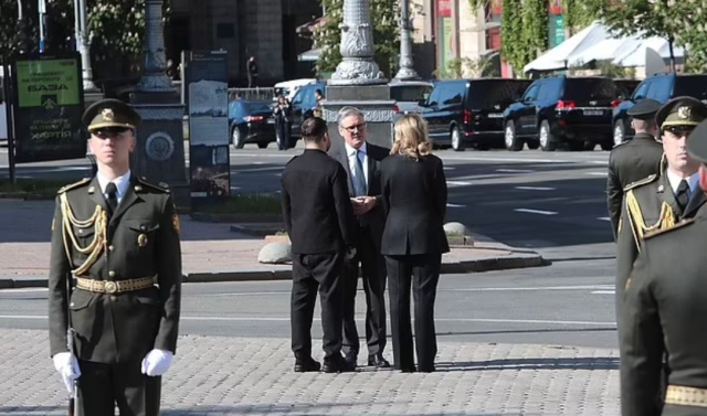 Zelensky pantolonunu ters mi giydi? Viral olan fotoğrafın arkasındaki gerçek