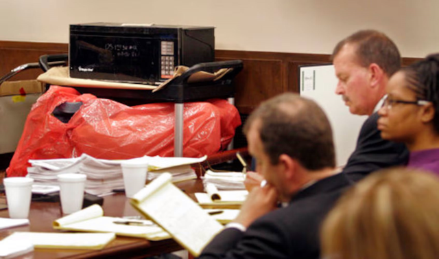 Dört haftalık bebeğini mikrodalgada öldürdü