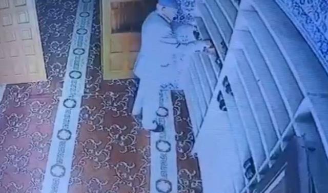 Camide ellerini ovuştura ovuştura ayakkabı seçip çalan yaşlı adam pes dedirtti