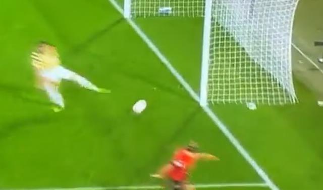 Golü engellemek için her şeyi yaptı! Kale direğine çarpan Fenerbahçe'nin yıldızı bir daha yerden kalkamadı