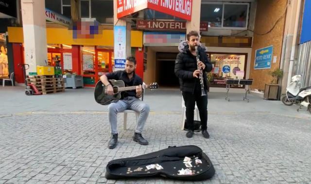 Sokak sanatçısının yüzünde şişe kırıp pişkince 'Biz sana mı vurduk' diye sormuşlar