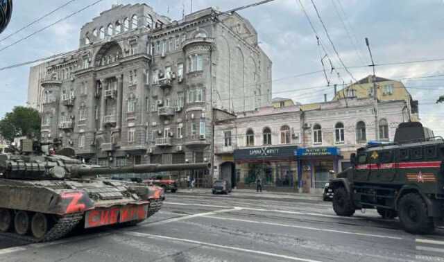 Moskova'da siper alan Rus askerleri, Wagner güçlerini bekliyor