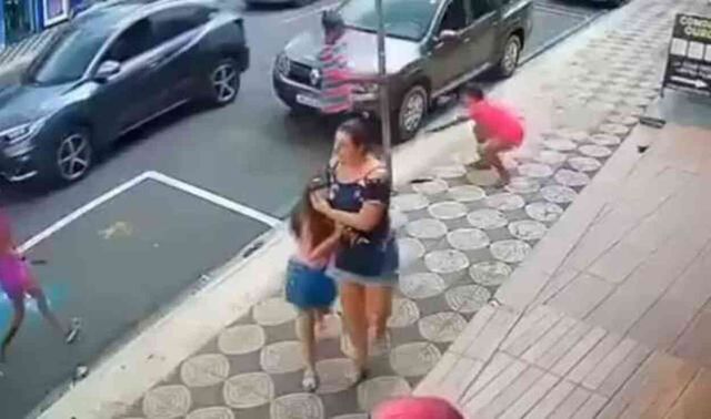 Brezilya'da annesi ile yürüyen bir çocuğa saldıran kadın, başka bir kişi tarafından darp edildi