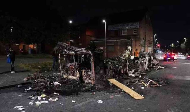 İngiltere'nin Leeds şehrinde polis kontrolü kaybetti, vatandaşlar evlerini korumak için sokağa çıktı