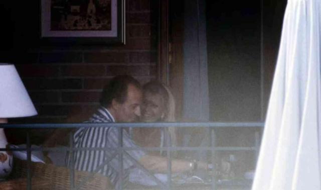 Eski İspanya Kralı'nın TV sunucusu olan metresi ile çekilmiş gizli görüntüleri yayınlandı