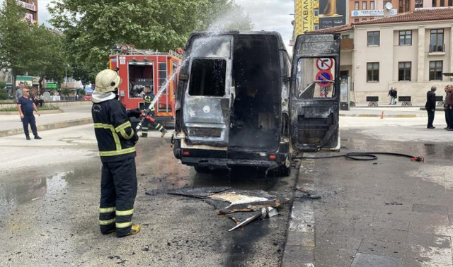 Öfkeli vatandaş, denetim sırasında benzin dökerek aracı ateşe verdi