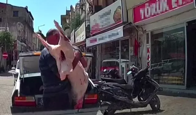 Gören şaştı kaldı: Etler bagajda, hijyen umursanmadı Gören şaştı kaldı: Etler bagajda, hijyen umursanmadı