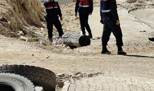 İran'dan atılan f&uuml;ze imha edildi, par&ccedil;aları Gaziantep'te boş arazilere d&uuml;şt&uuml;