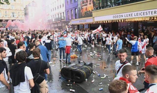 İngilizler bunları hep yapıyor! 14-15 yaşlarındaki bir taraftarı öldüresiye dövdüler