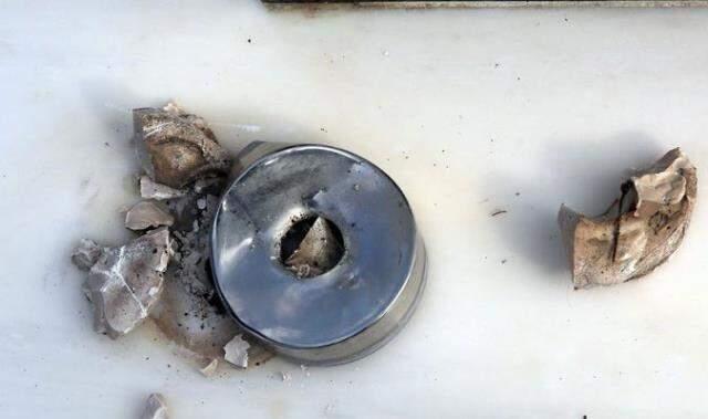 Oğlunun mezarındaki bayrak direği çalındı, şehit babası gözyaşlarına boğuldu: Bunu yapan insan olamaz