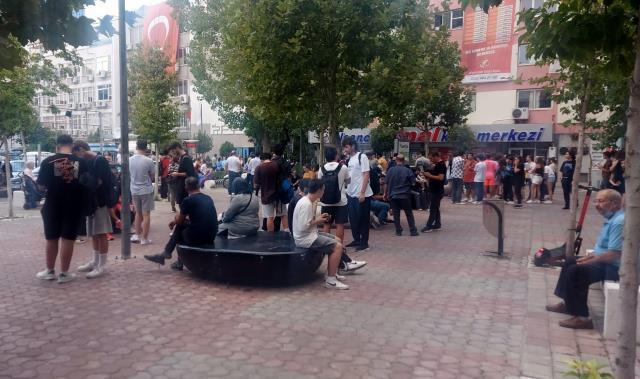 Kuşadası'nda 15 dakika arayla meydana gelen iki deprem vatandaşları sokağa döktü