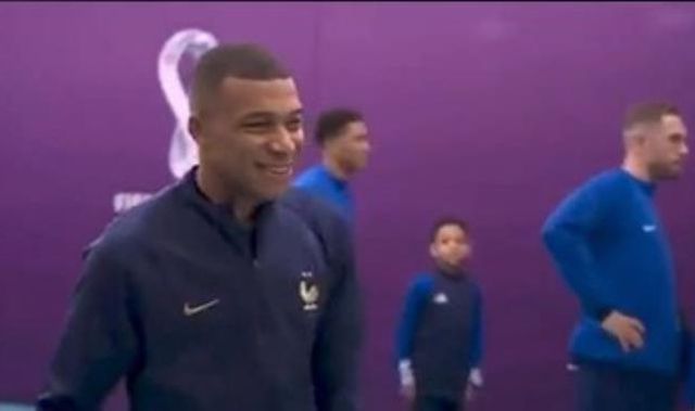 İngiliz futbolcuların hareketi, Mbappe'yi dumura uğrattı! Yaşadığı şoku gülerek atlatmaya çalıştı