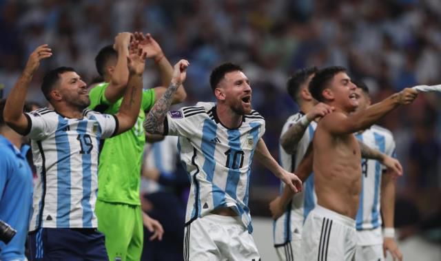 Sebebi ortaya çıktı! Herkes Dünya Kupası'nı kaldırmadan önce Messi'ye giydirilen kıyafeti konuşuyor