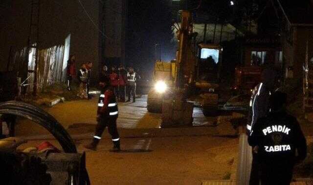 Olası deprem haberleriyle gündeme gelen İstanbul'da yoldaki çökme nedeniyle iki bina boşaltıldı