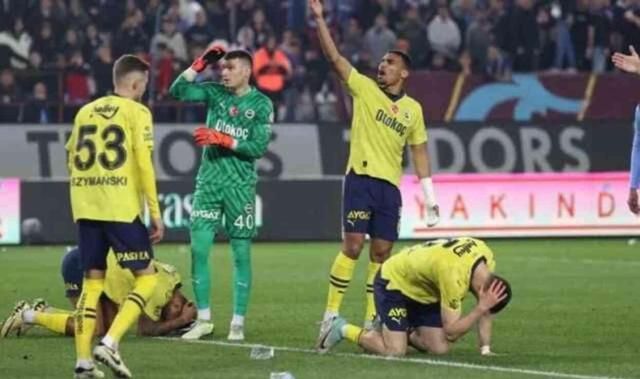 Fenerbahçeli stoper Djiku, olaylı derbi hakkında konuştu: Bizimle kavga etmek için sahaya girdi