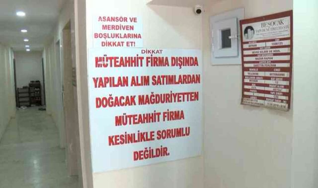 Karşılıksız çek alan müteahhit sattığı evin kapısına duvar ördü