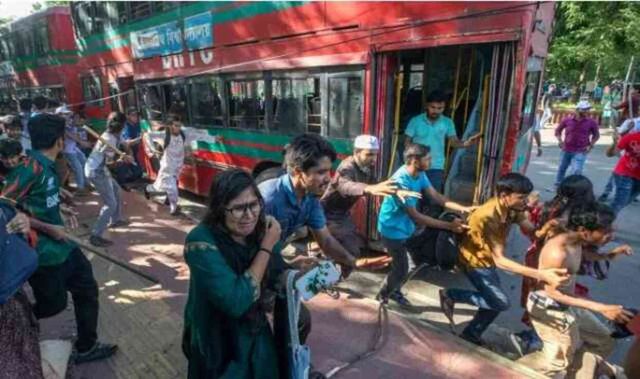 Bangladeş'te, kamu sektöründeki işlerde uygulanan kota sistemine karşı düzenlenen protestolarda 6 öğrenci hayatını kaybetti