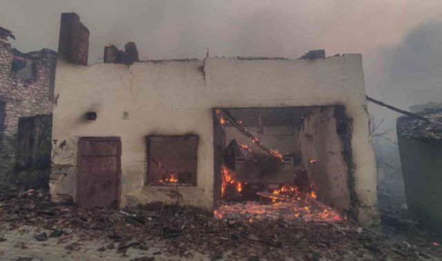 Bakan Yumaklı: İzmir'de 16 ev yandı, 87 ev ve 44 iş yeri tahliye edildi