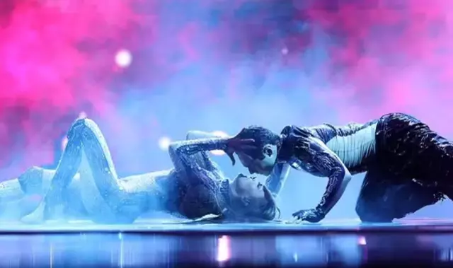 Sahnede dansçılar ile öpüşen Jennifer Lopez büyük tepki çekti