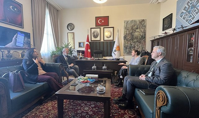 Siyasi partileri ziyaret eden Yasemin Minguzzi DEM Parti'yi es geçti