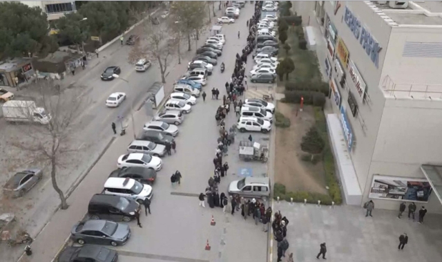 2 üründe indirim haberini alan oraya koştu! 9 saat boyunca kuyrukta beklediler