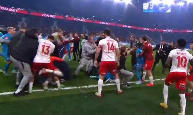 Yeşil saha boks ringine döndü! Rusya'daki dev maçta tekme tokat kavga