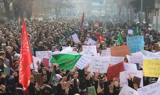 Batman'da binlerce vatandaş İşveç'te Kur'an-ı Kerim'in yakılmasını protesto etti