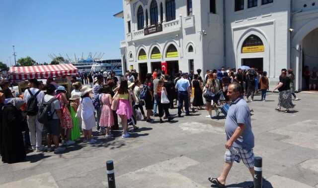 Kadıköy'de Adalar iskelesi önünde yüzlerce metrelik kuyruk oluştu