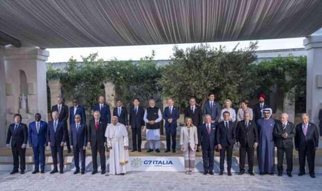 Cumhurbaşkanı Erdoğan, G7 Zirvesi'nde Papa Franciscus sohbet etti