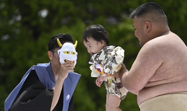 Japonya'da asırlık ilginç gelenek, ilk ağlayan bebek kazandı