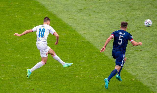 Çekya'nın İskoçya'yı yendiği maçta Patrick Schick akılalmaz bir gol attı
