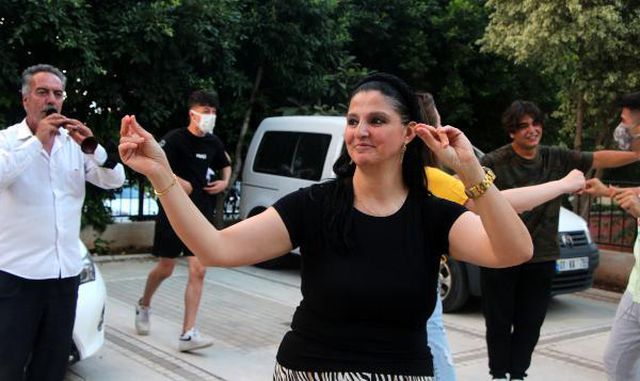 18 yıllık eşinden boşanan kadın, site bahçesinde davul zurna çaldırıp göbek attı