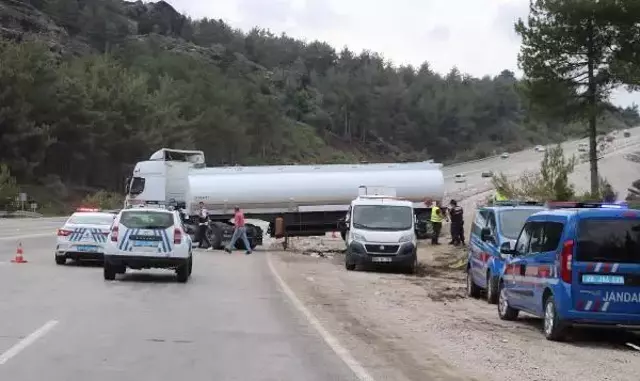 Yakı tankeri karşı şeritten gelen otomobille çarpıştı! 3 ölü, 2 yaralı