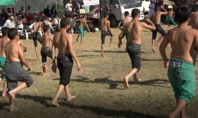 Artvin'de güreşçi rakibini bıraktı, hakemi yere serdi