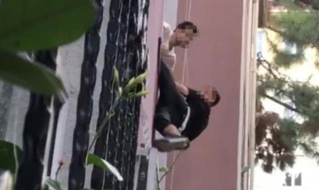 Gündüz vakti evine girerken yakaladığı hırsızı camdan sarkıttı! 'Abi ne olur bırak' dedi ama kurtulamadı