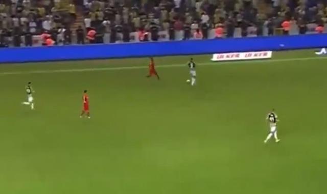 Taraftar az kalsın sahaya iniyordu! Fenerbahçeli Gustavo Henrique'den son dakikada çıldırtan hareket