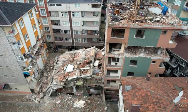 Bahçelievler'de bir binanın yıkım çalışmaları sırasında kepçe operatörü sağlam binanın duvarına hasar verdi