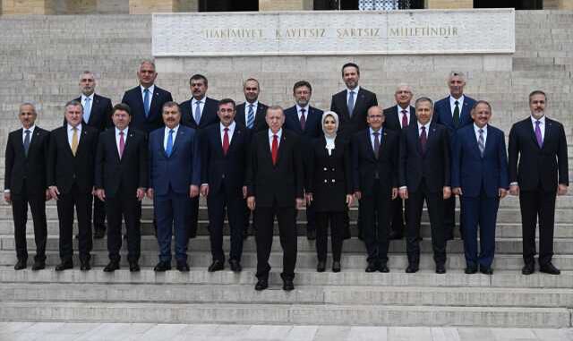 Cumhurbaşkanı Erdoğan ve yeni kabine üyeleri Anıtkabir'de