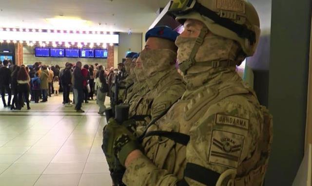 Komandolar, Maçka şehidi Eren Bülbül'ü anlatan film için sinema salonu önünde bekledi