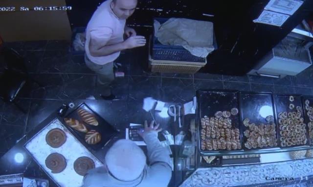 4 liralık simidi pahalı bulan vatandaş fırıncıyı darp etti! O anlar saniye saniye kamerada