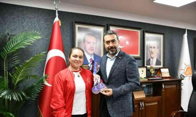 ANkara Büyükşehir Belediyesi'nden skandal karar! AK Parti İl Başkanı'nı ziyaret eden Avrupa Şampiyonu Sude Nur Çakır'ın sözleşmesi feshedildi