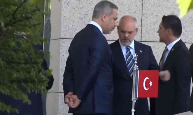 Sisi'yi karşılamak için havalimanında bekleyen Bakan Fidan'ın rahat tavırları dikkat çekti