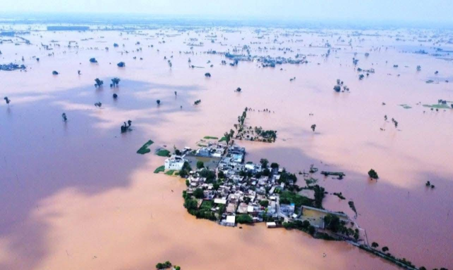 Hindistan barajlardaki fazla suyu boşalttı, Pakistan'da sel meydana geldi: 22 ölü