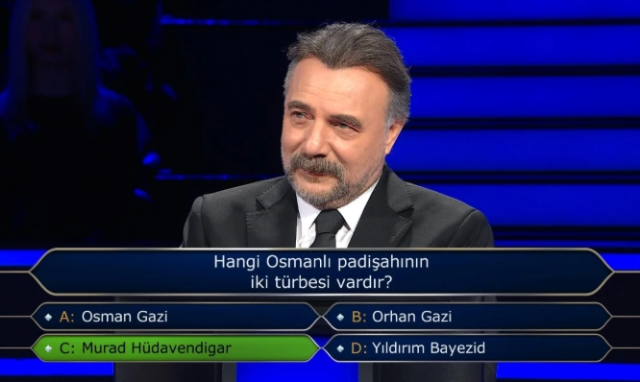 Hangi Osmanlı padişahının iki türbesi vardır?